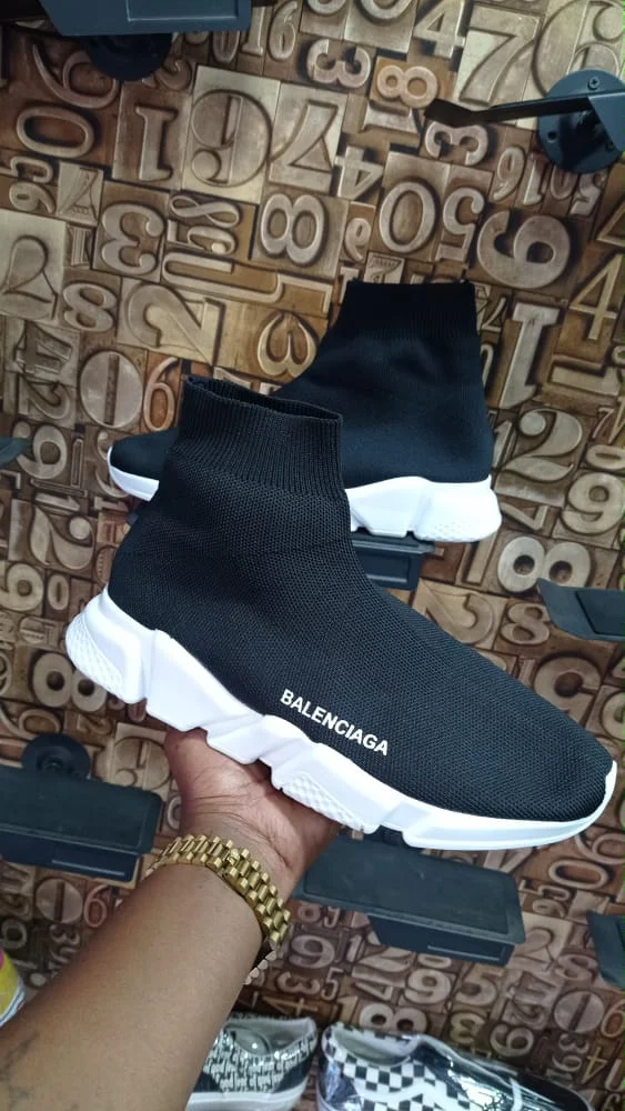 balenciaga_black_and_white_sneakers_2.webp