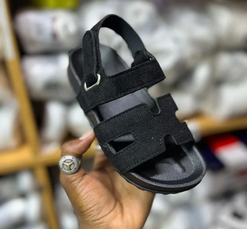 black__strap_kids_hermes_sandals_2.webp