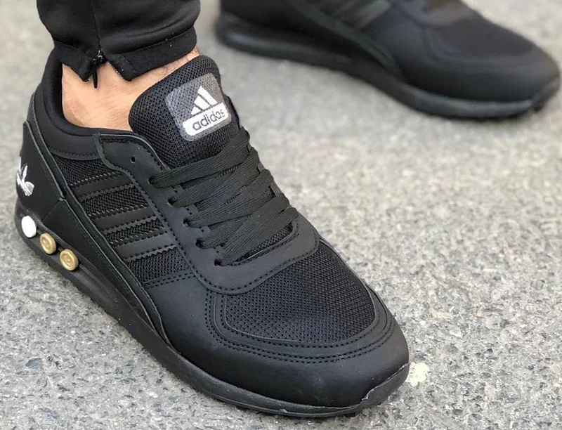 black_adidas_la_trainer_2.webp