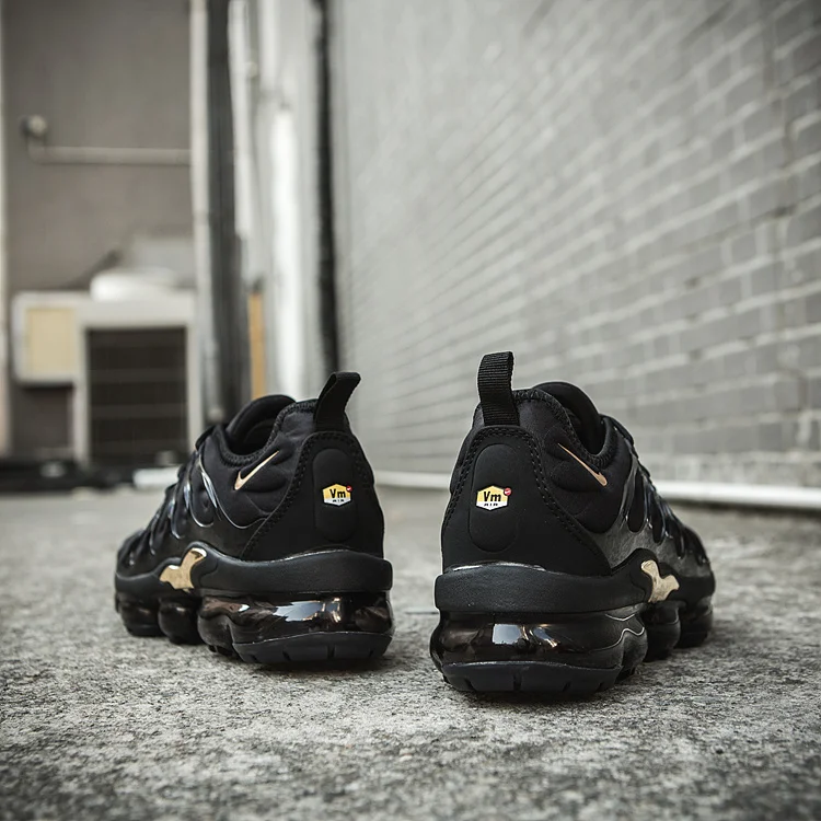 black_gold_nike_air_vapormax_plus_men's_running_shoes_2.webp