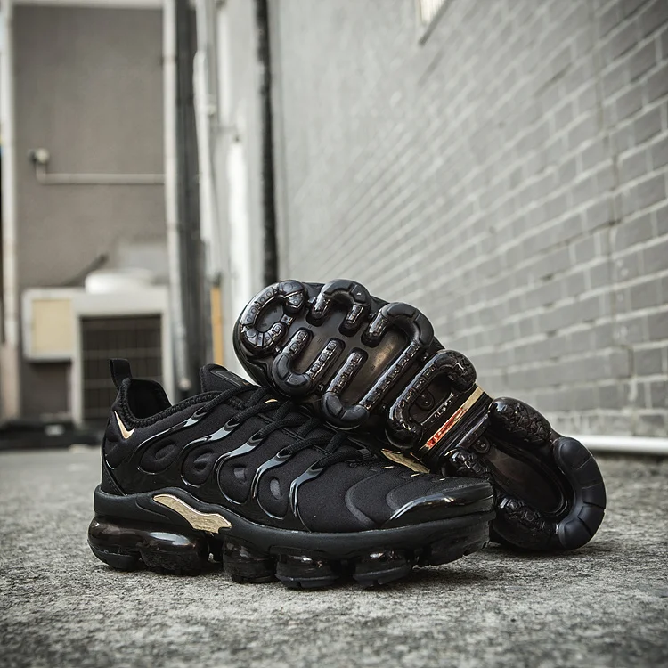 black_gold_nike_air_vapormax_plus_men's_running_shoes_3.webp