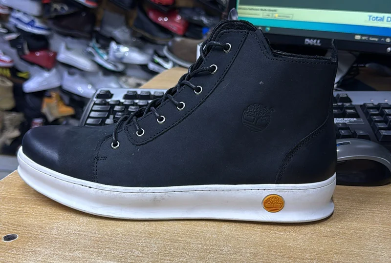 black_timberland_high-top_boots_2.webp