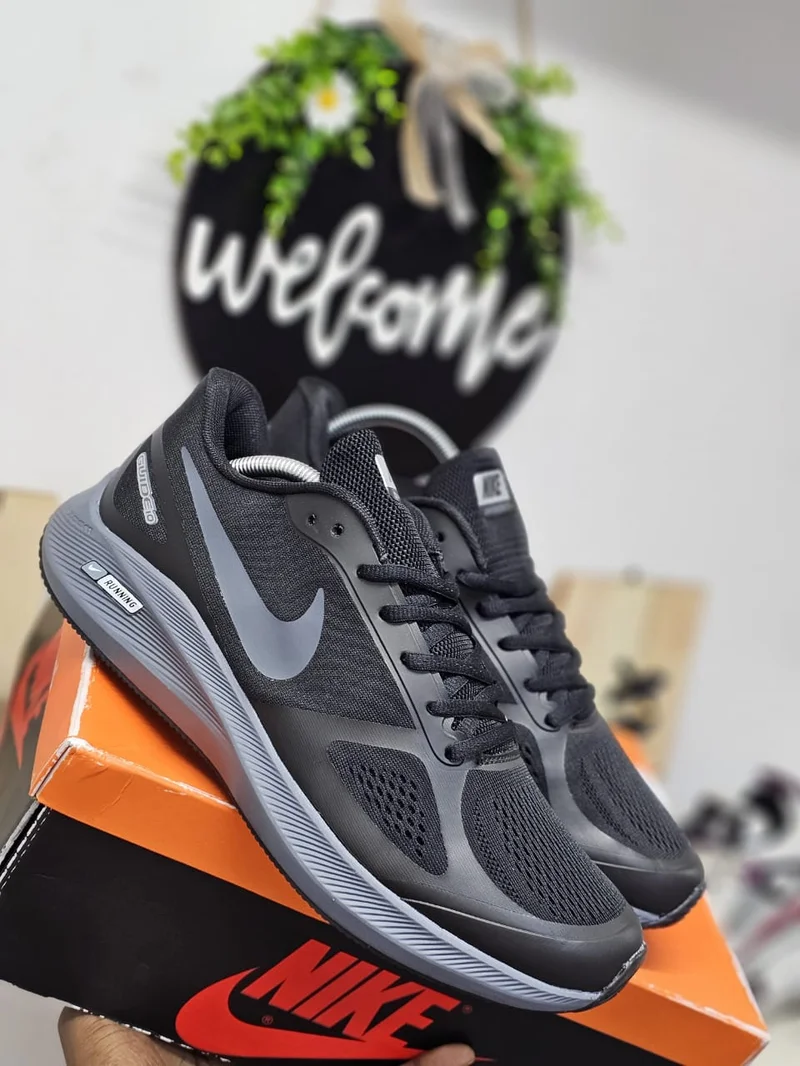 Authentic  NIKE RUNNING GUIDE 10
