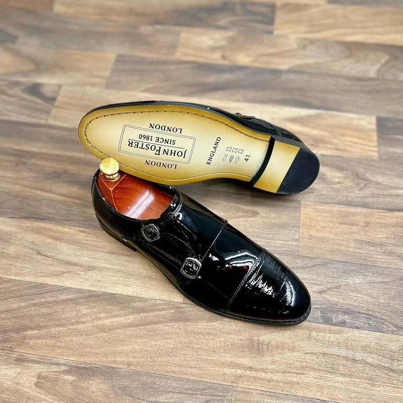 BLACK WET -LOOK  LEATHER SHOES.