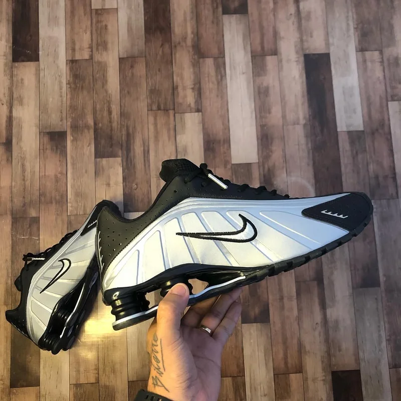 BLACK-SILVER NIKE SHOX R4 SNEAKERS.