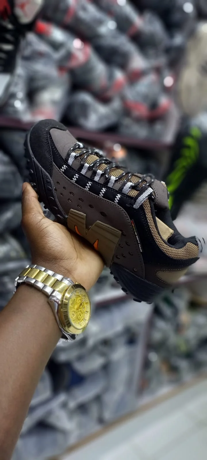 Durable Unisex Outdoor Boot in Black and Brown