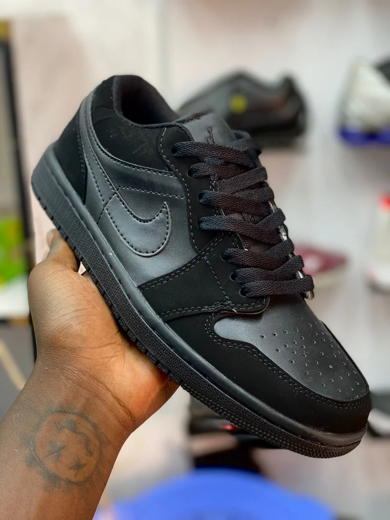 Jordan 1 Low Tripple Black Sneakers