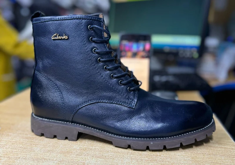 LACE UP BLACK LEATHER CLARKS BOOTS