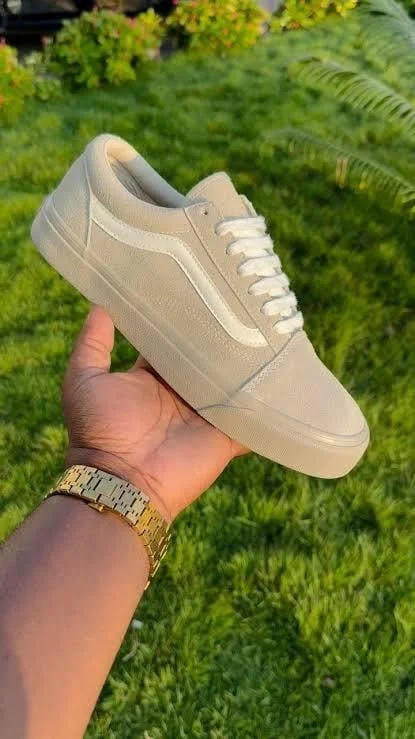 LIGHT BEIGE  OLD SKOOL VANS LEATHER SHOES .