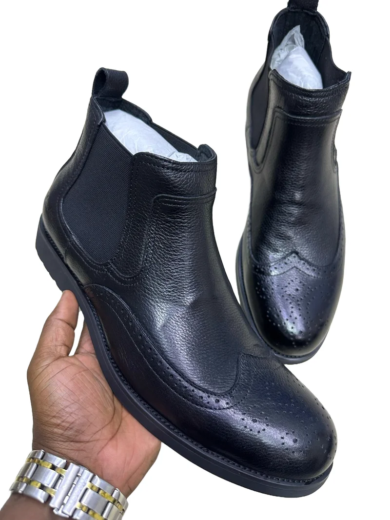 MEN’S BROGUE BLACK BOOTS.