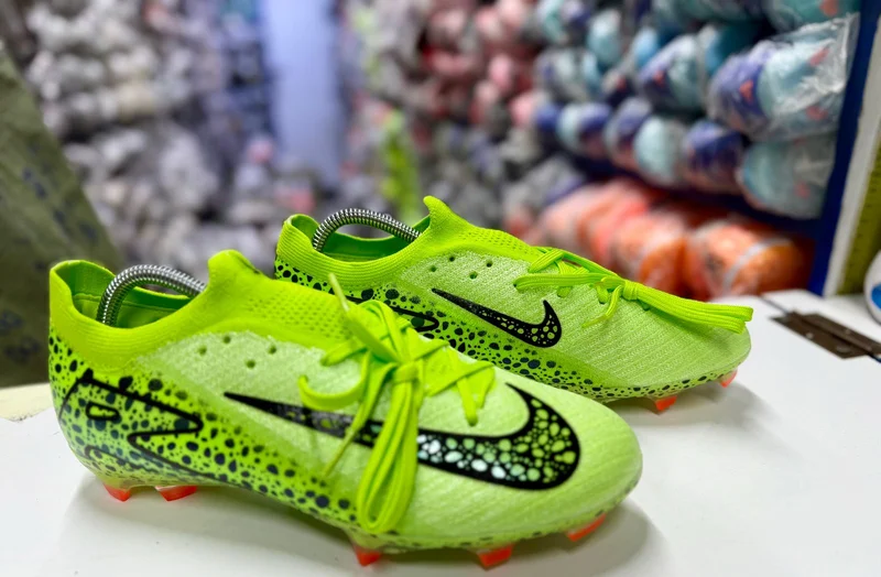 NEON -GREEN NIKE UNITED  MEN’S MERCURIAL VAPOR FOOTBALL SHOES.