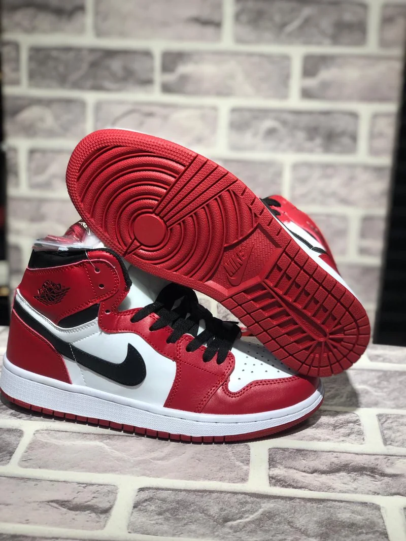Air Jordan 1 Retro High OG Chicago Sneakers