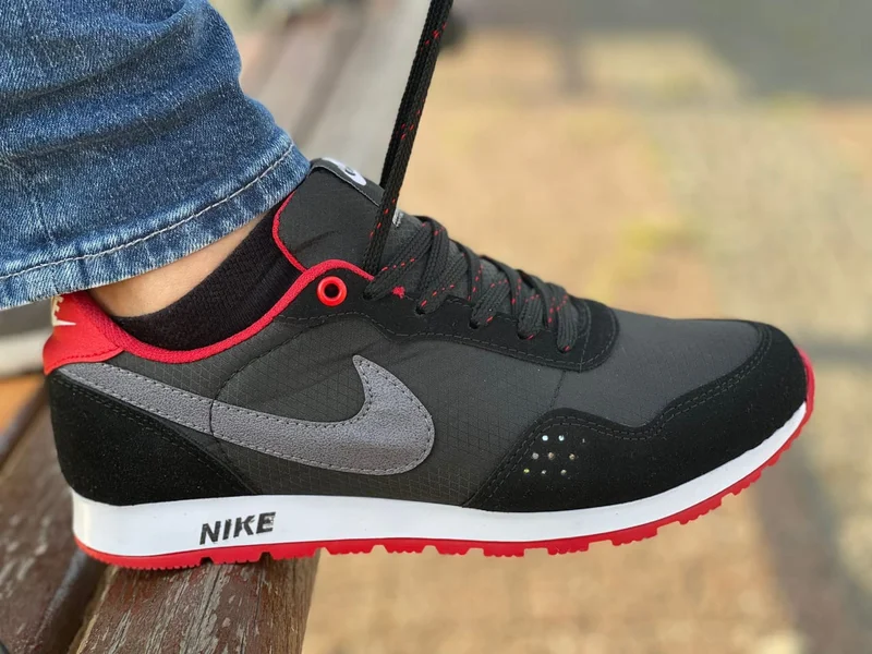 Nike MD Valiant Junior Trainer