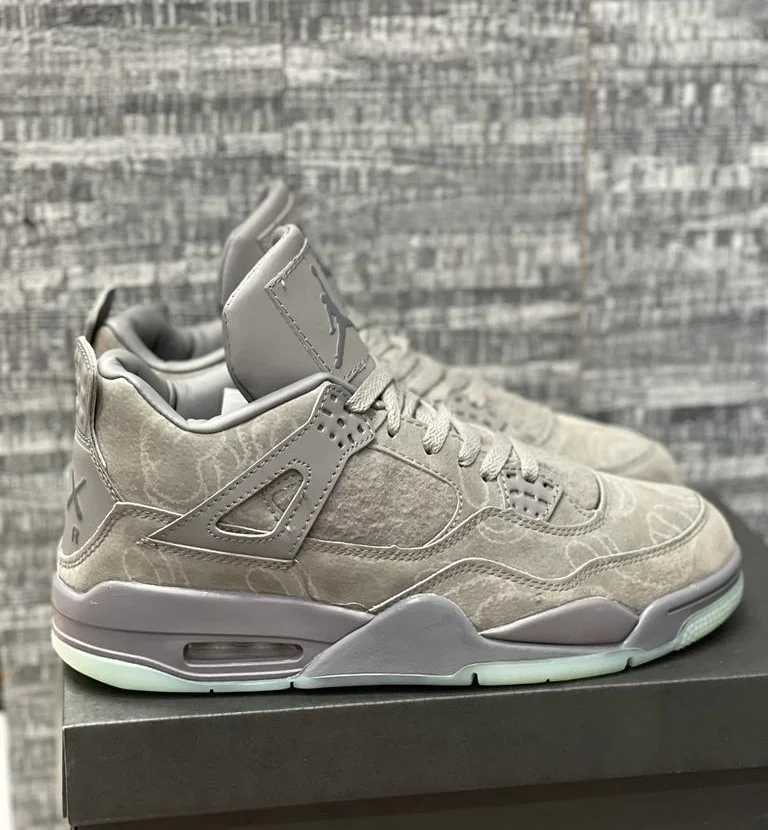 Air Jordan 4 Retro KAWS, Cream white-clear-glow