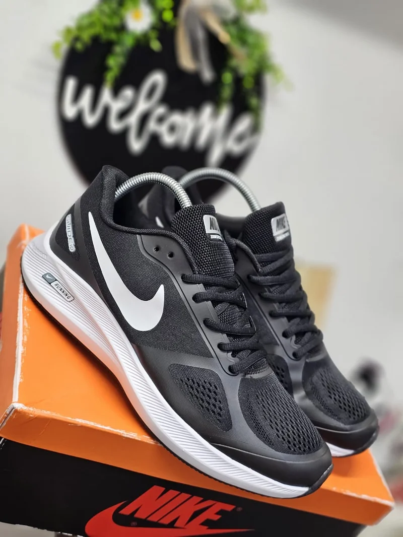 QUALITY NIKE 10 GUIDE RUNNING SHOES -Black with white shosh logo