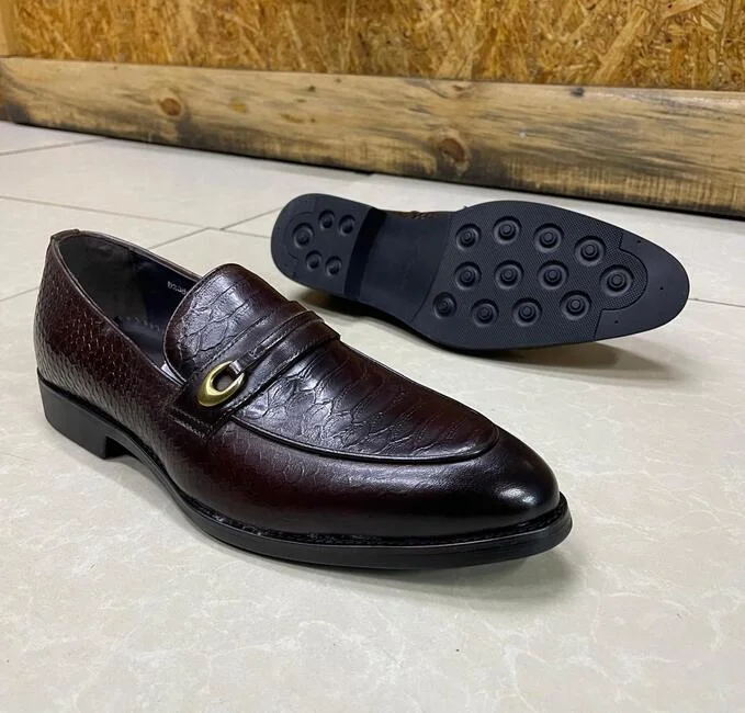 Sleek& Sophisticated:Men's Clarks Premium Leather Slip-On sleek silhouet Loafers