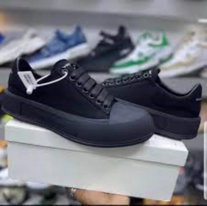 ALEXANDER MCQUEEN MEN'S BLACK DECK PLIMSOLL LACE -UP SNEAKERS.