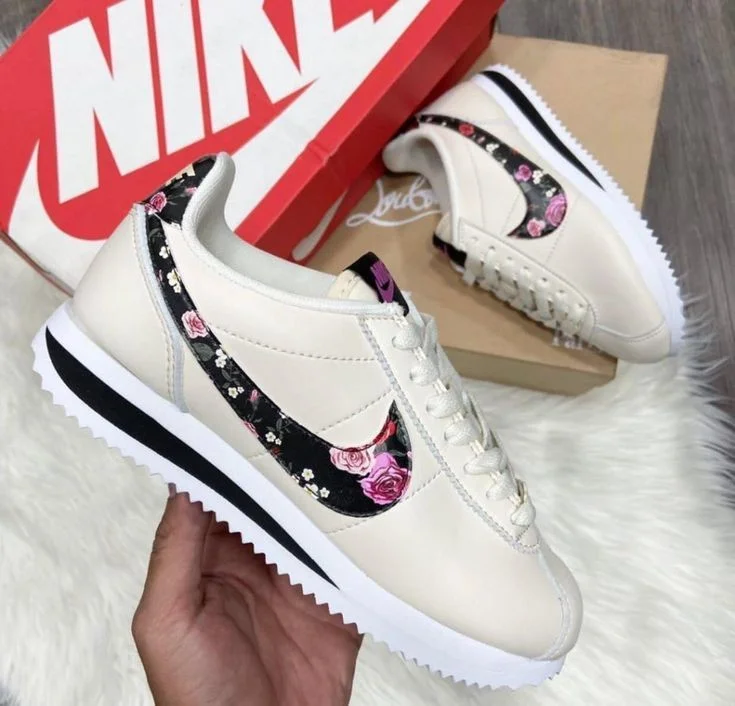 Beige Nike Classic Cortez Leather sport shoes for women