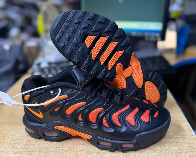 BLACK -RED+ NIKE AIR MAX PLUS DRIFT SNEAKERS