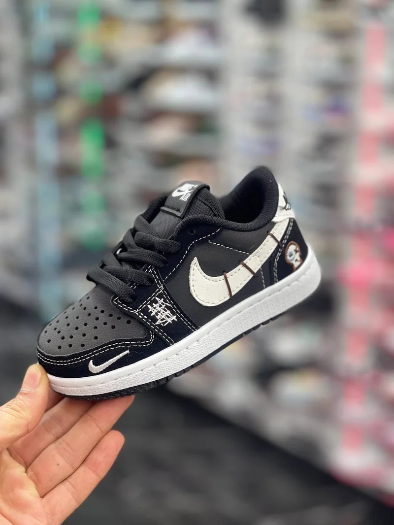 BLACK CLASSIC KIDS NIKE JORDAN 1 LOW SNEAKERS