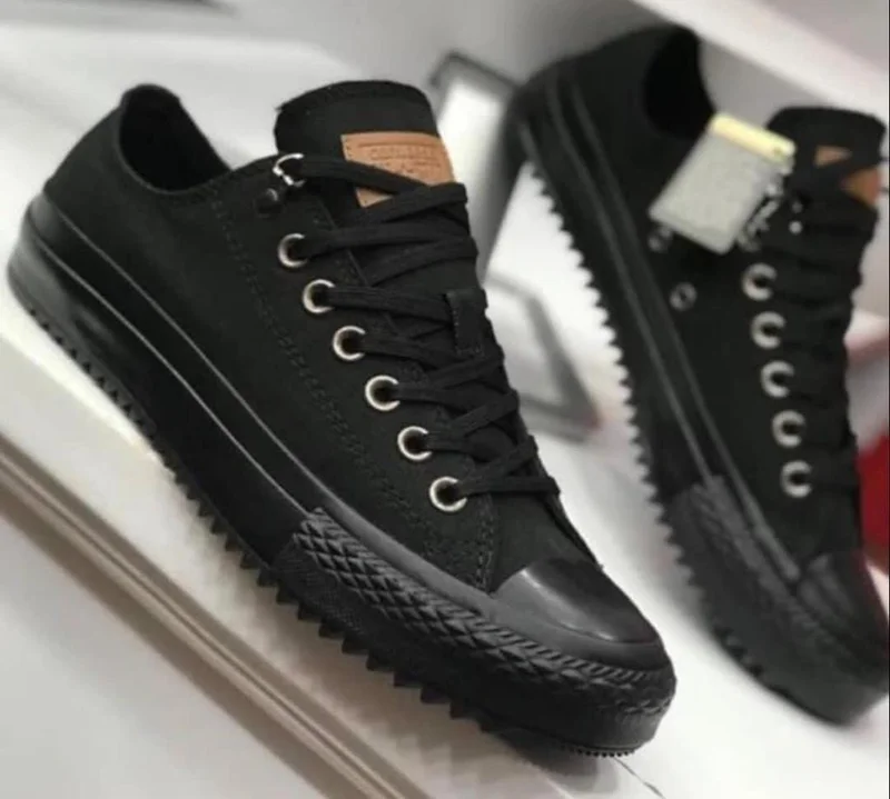 BLACK CONVERSE CHUNK TAYLOR SNEAKERS