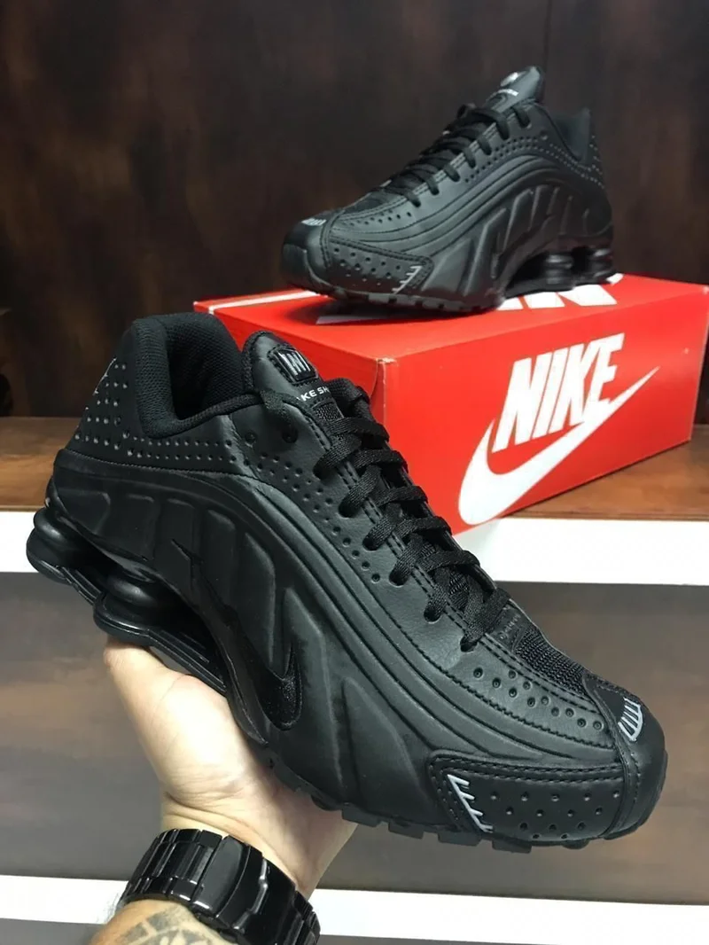 BLACK NIKE SHOX R4 SNEAKERS.